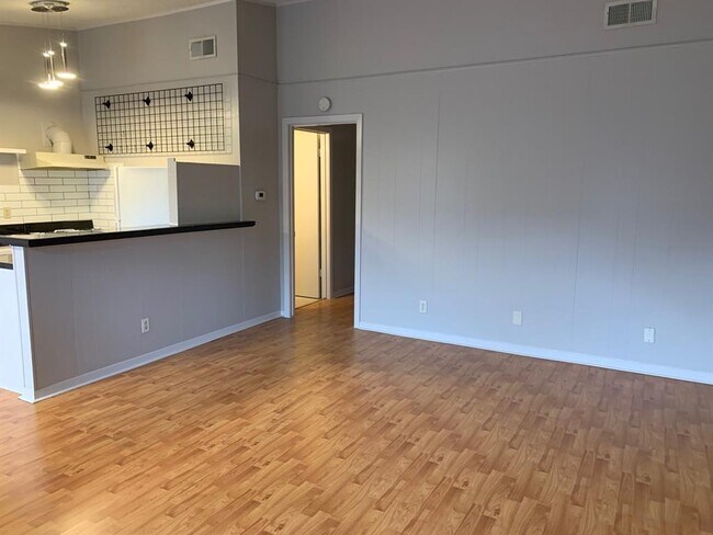 Building Photo - 600 W 51st St