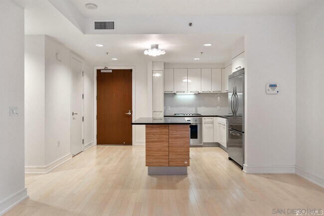 Building Photo - 631 Folsom St