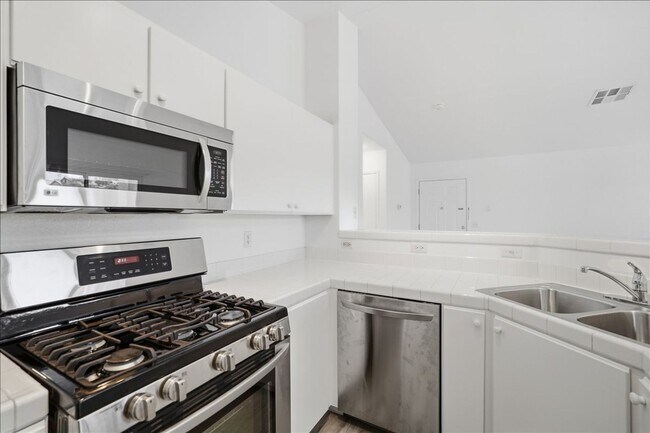 Building Photo - 2nd Level 2 bedroom, 2 bathroom condo outside of Summerlin