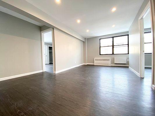 Foto del edificio - 3 bedroom in BRONX NY 10467