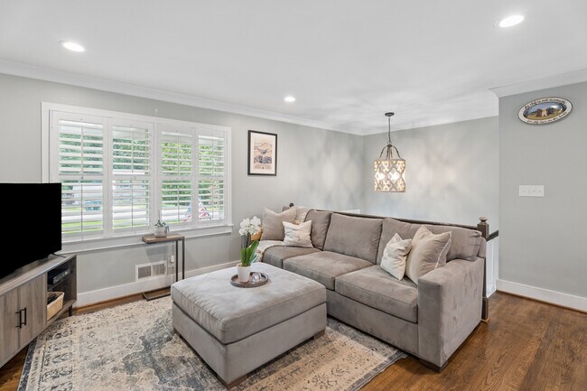 Building Photo - 4097 Longview Dr