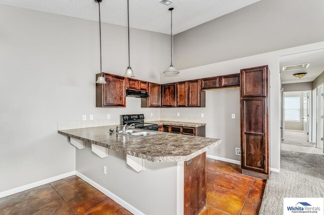 Building Photo - 3 bedroom, 2 bath duplex on a slab. Centra...
