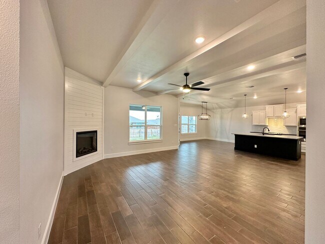Building Photo - Viewable Now By Appointment!