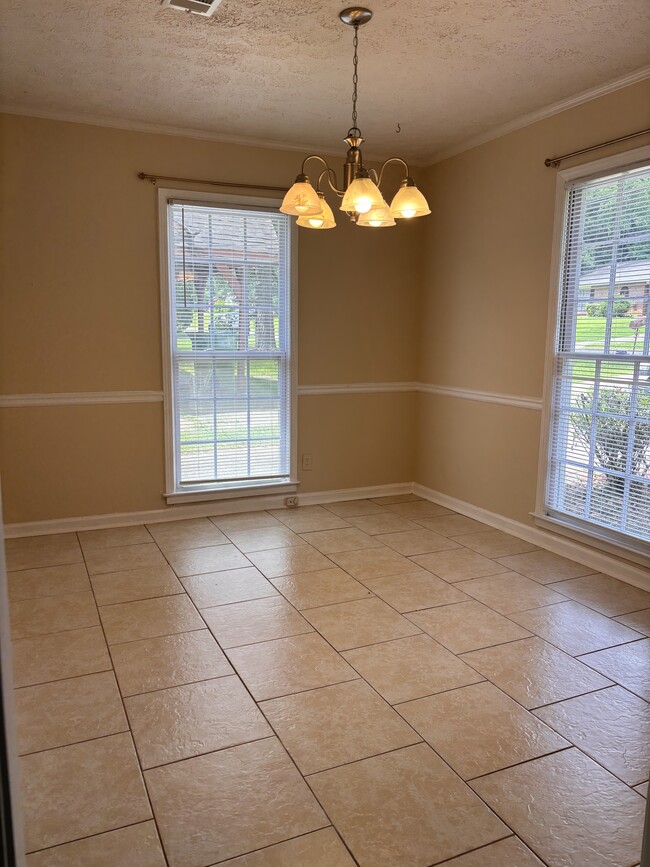 Building Photo - 620 Glade Park Dr