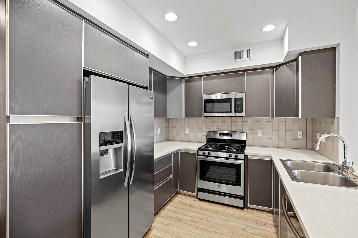 Primary Photo - 1439 N Poinsettia Pl Los Angeles, CA 90046