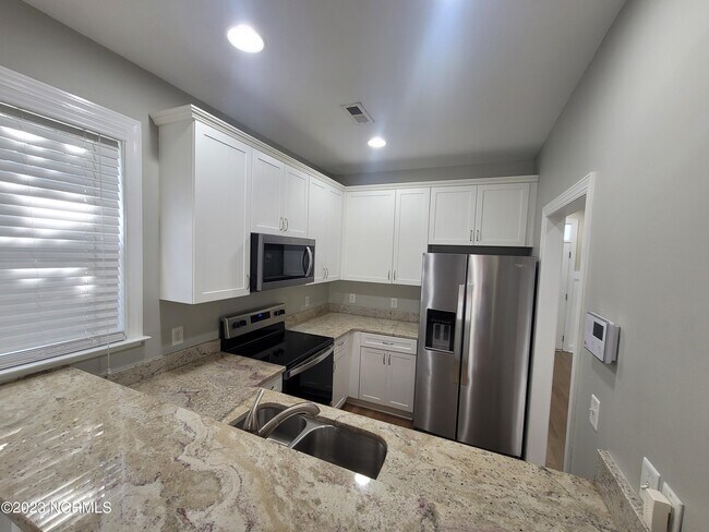 Building Photo - 208 River Gate Ln