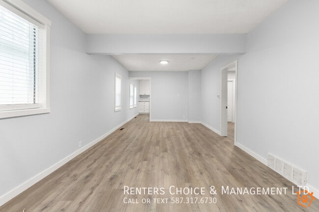 Building Photo - Renovated, Pet Friendly, Fenced Yard, Medi...