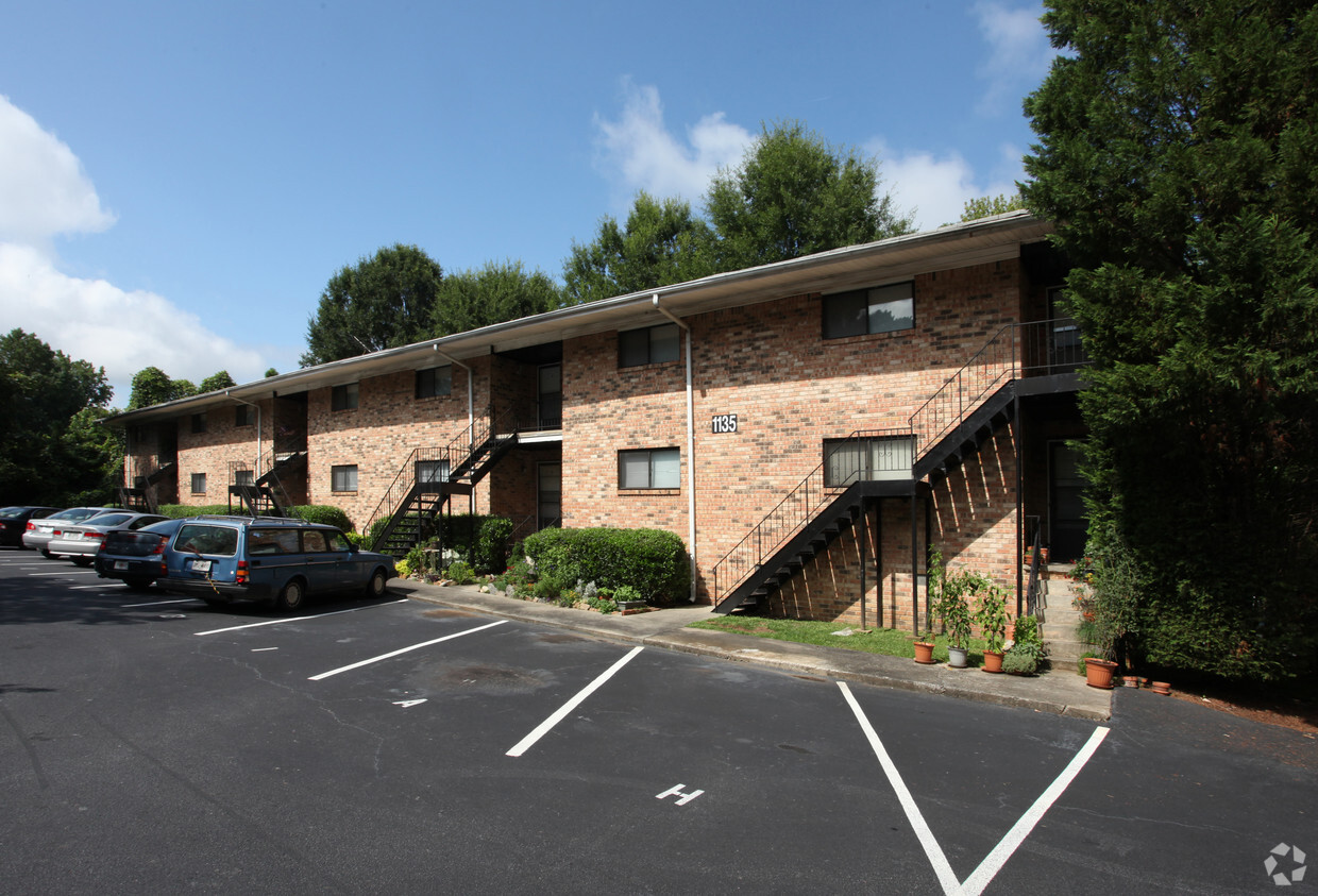 Colonial Gardens Apartments - Colonial Gardens