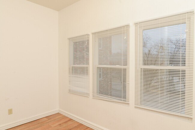 Building Photo - 203 Ash St