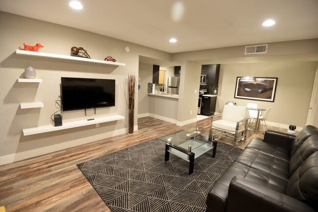 Building Photo - 950 Seven Hills Dr