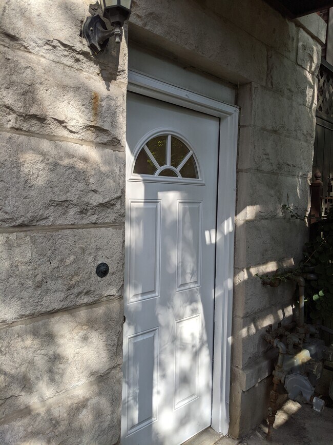 Front door - 916 N Francisco Ave