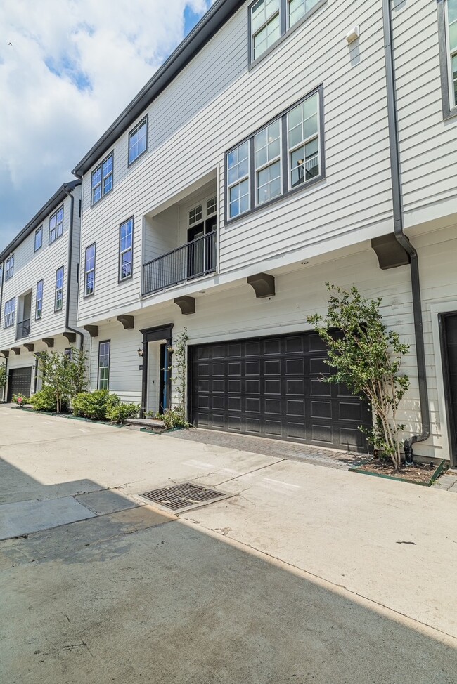 Building Photo - 10760 Craighead Dr