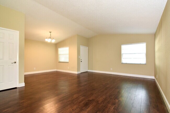 Foto del edificio - 4404 Sawgrass Blvd