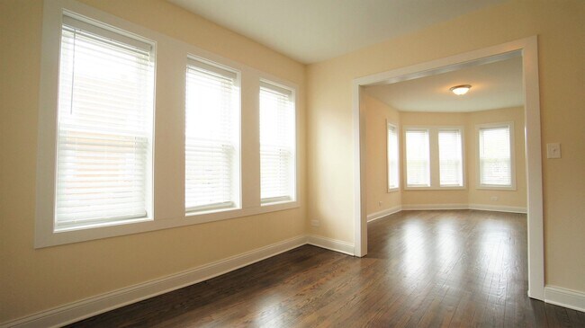 Foto del edificio - 2349 N Drake Ave