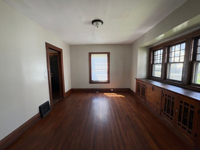 Foto del edificio - Spacious 3 Bedroom Home on Sylvania for Rent