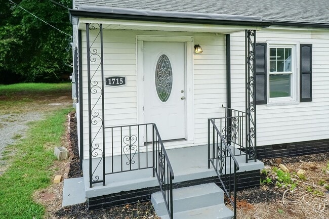 Building Photo - Renovated home with detached building/gues...