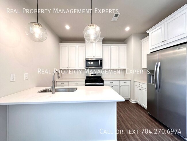 Foto del edificio - Charming 3BR/2.5BA Townhouse in Charlotte!