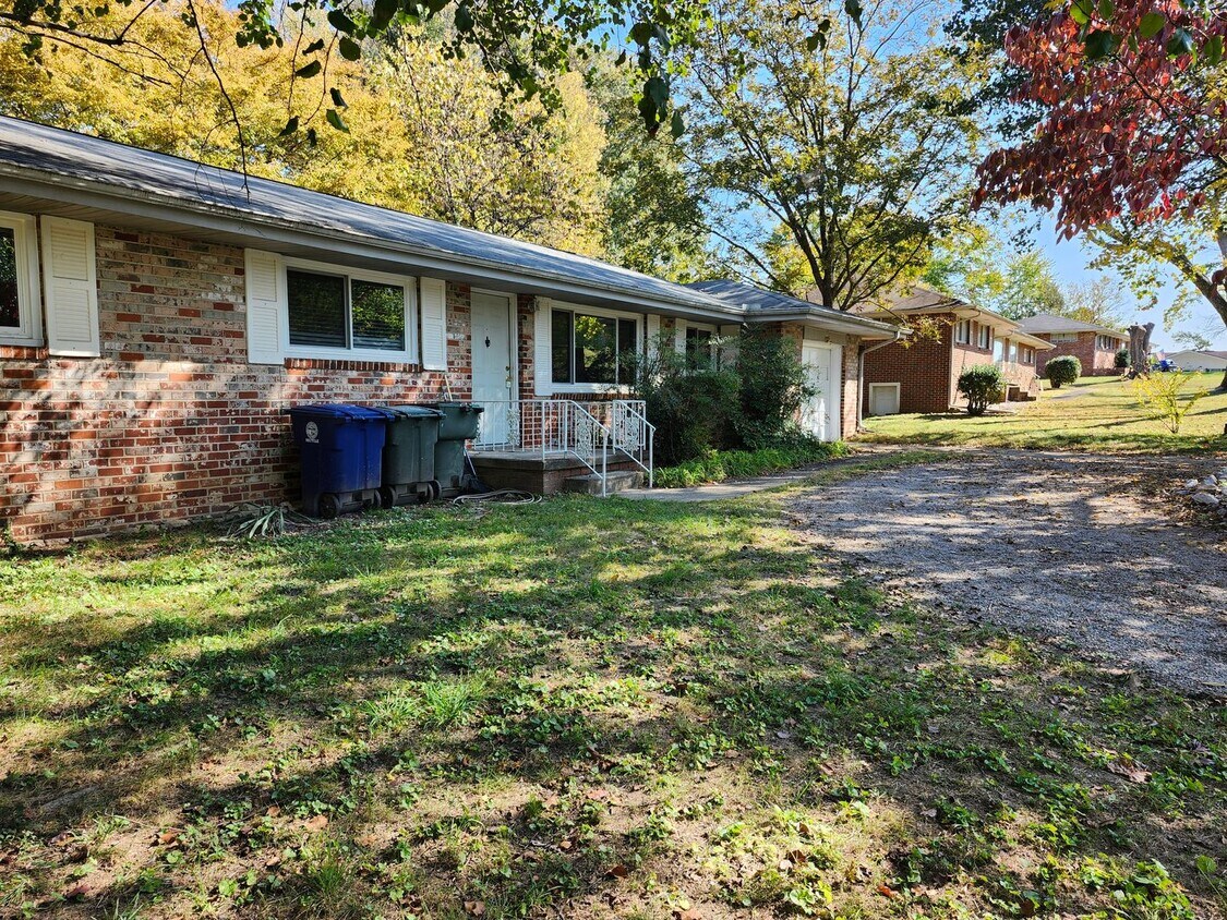 Foto principal - Spacious 3 Bedroom 2 bath townhome off 58 ...