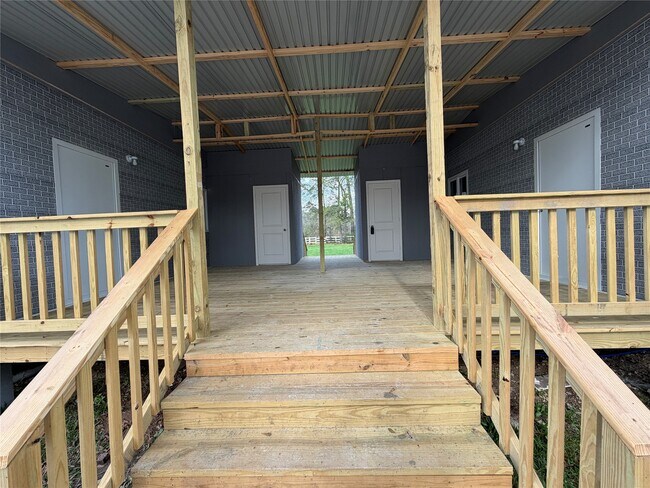 Foto del edificio - 15435 Esther Dr