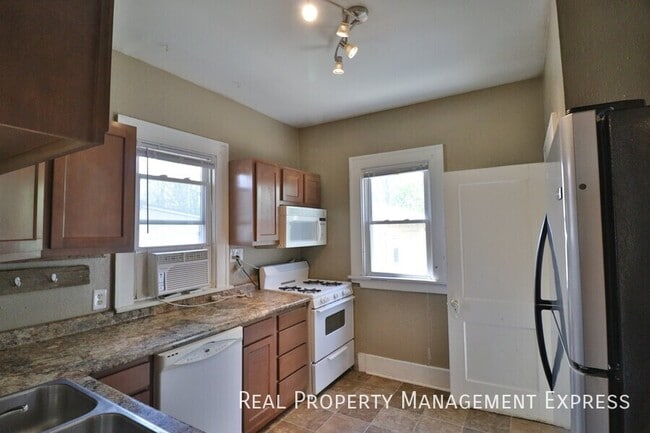 Building Photo - Beautiful 3 bedroom 2 bathroom home near d...