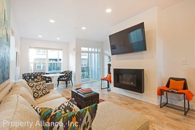 Foto del edificio - 2 br, 2.5 bath House - 1370 Center Drive #9