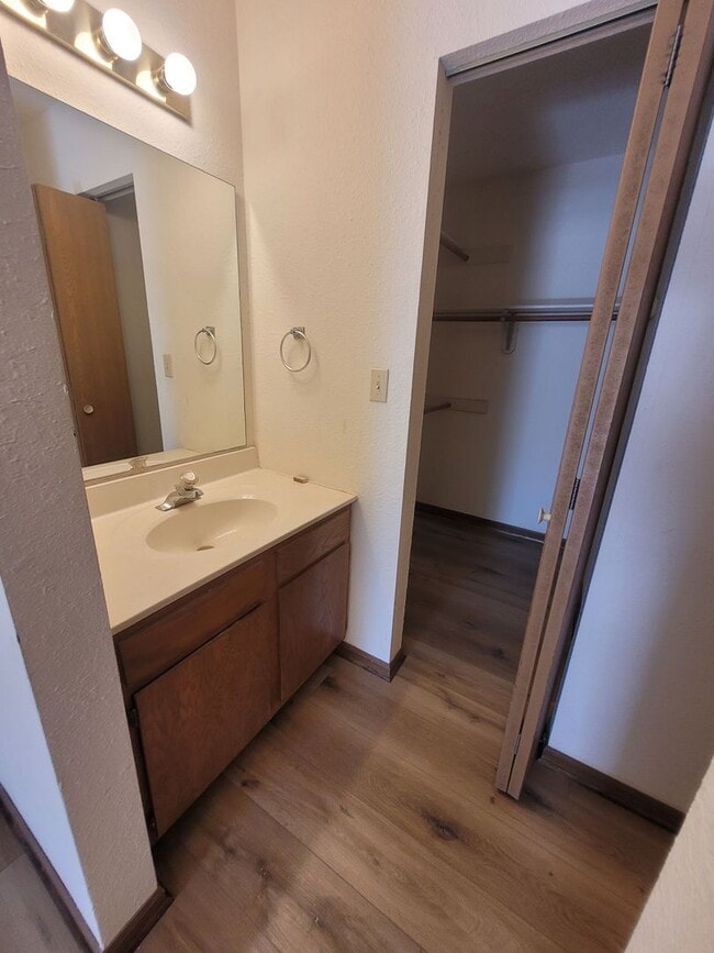 Foto del edificio - 2304-2306 Monmouth Ct