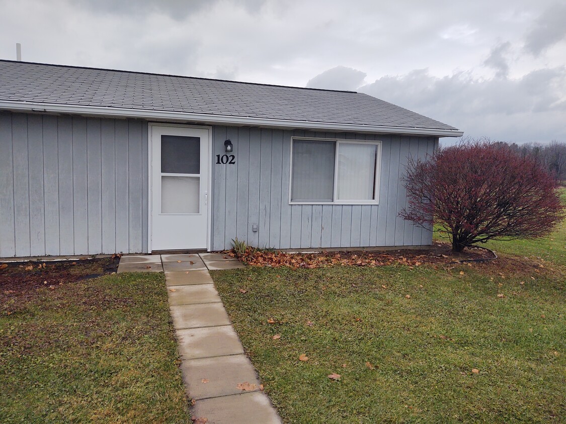 Front - 102 Stone House Dr