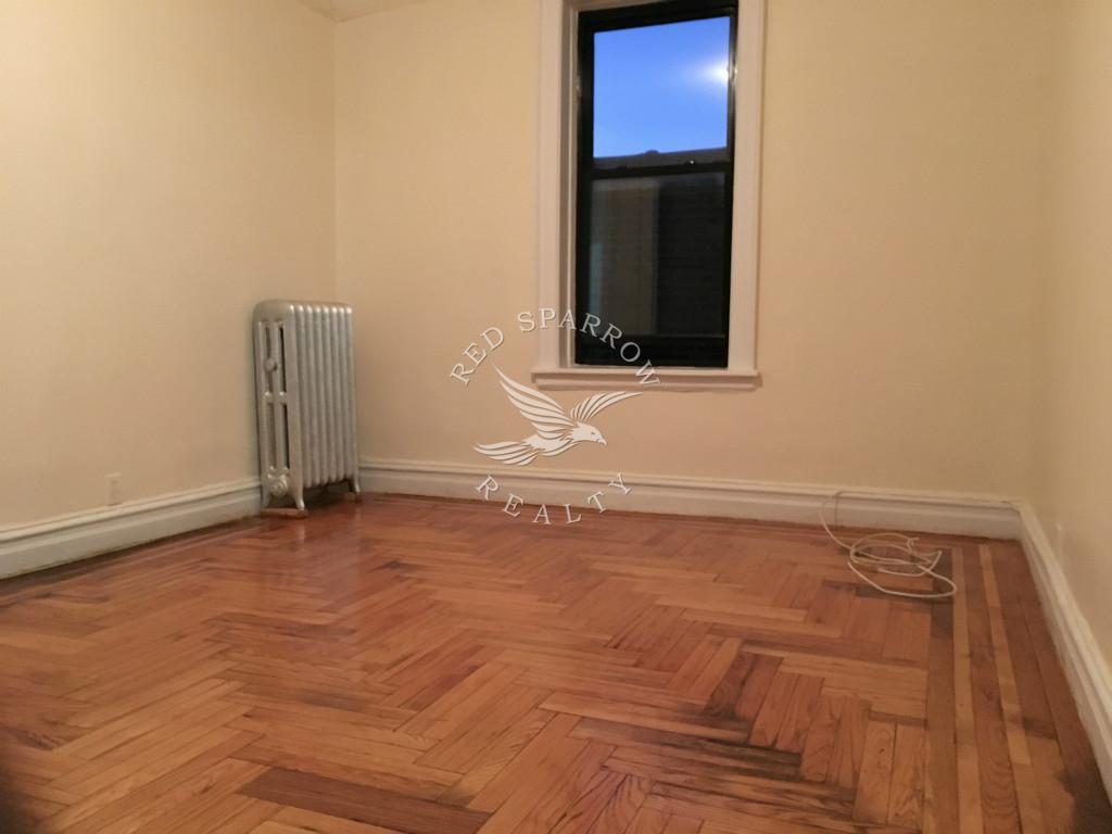 Foto principal - 36 Bedford Park Blvd E