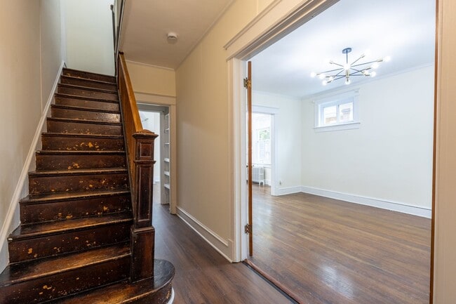 Foto del edificio - Lovely 4 BR/2 BA Semi Detached Home in Ran...