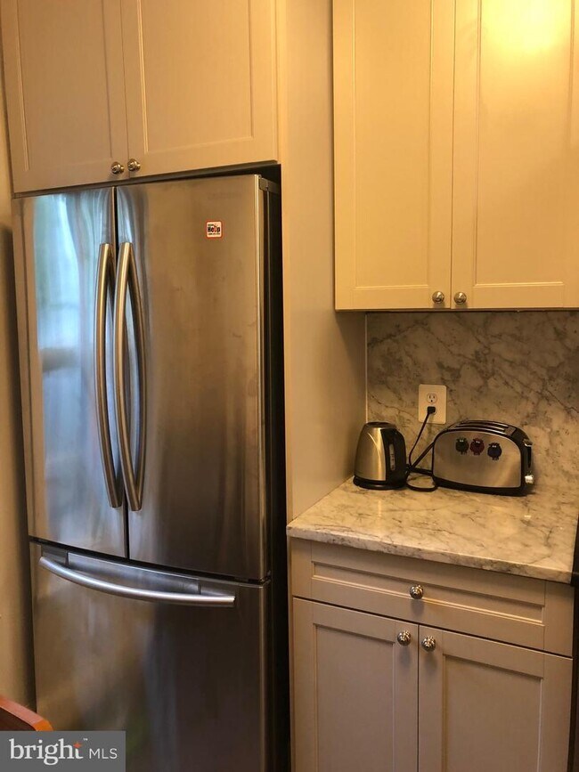 Foto del edificio - 3225 Sutton Pl NW