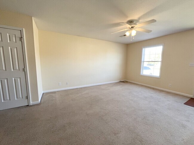 Building Photo - 528 Luxury Dr