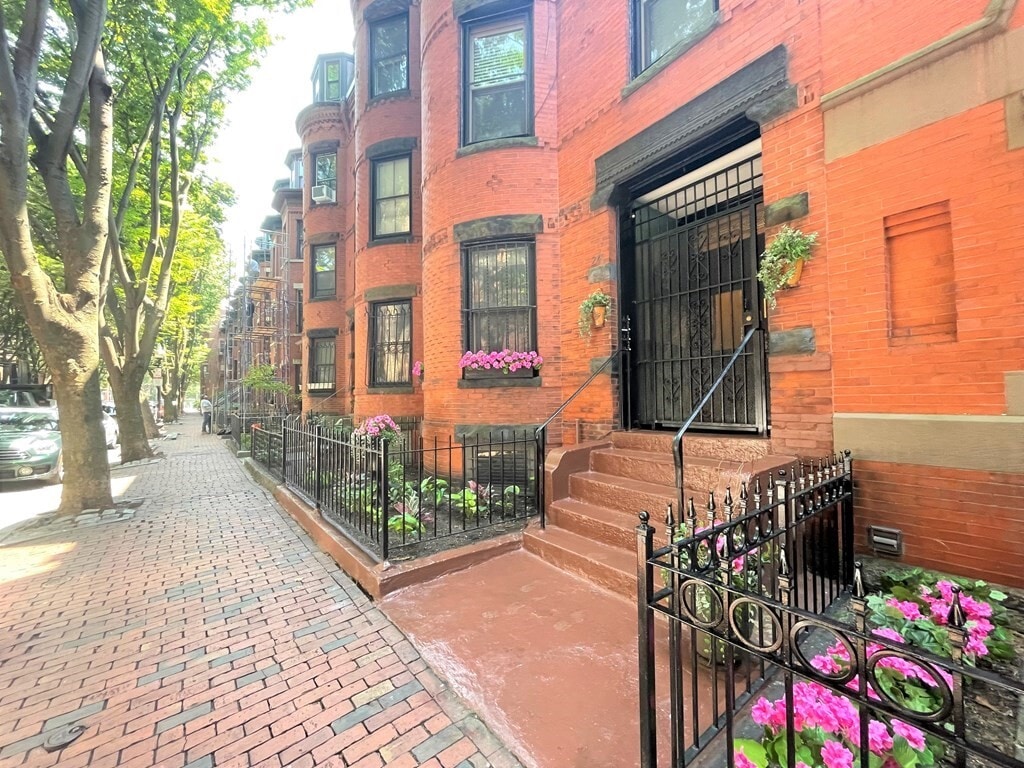 Primary Photo - 24 Wellington St