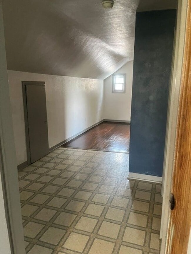 Building Photo - Spacious 3 bedroom home!