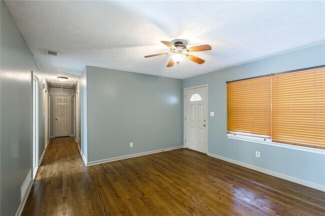 Building Photo - 4979 Paris Ave