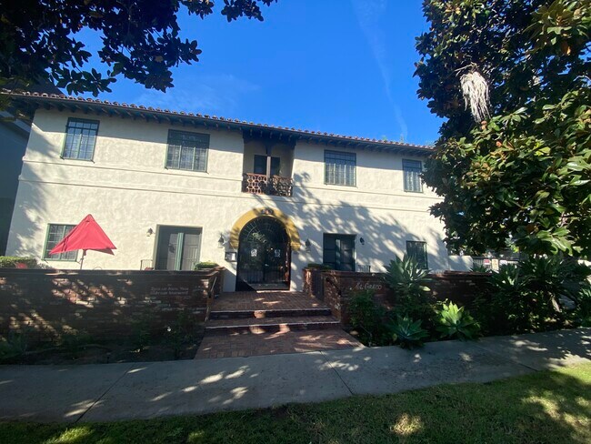 Front Of property - 817 N Hayworth Ave