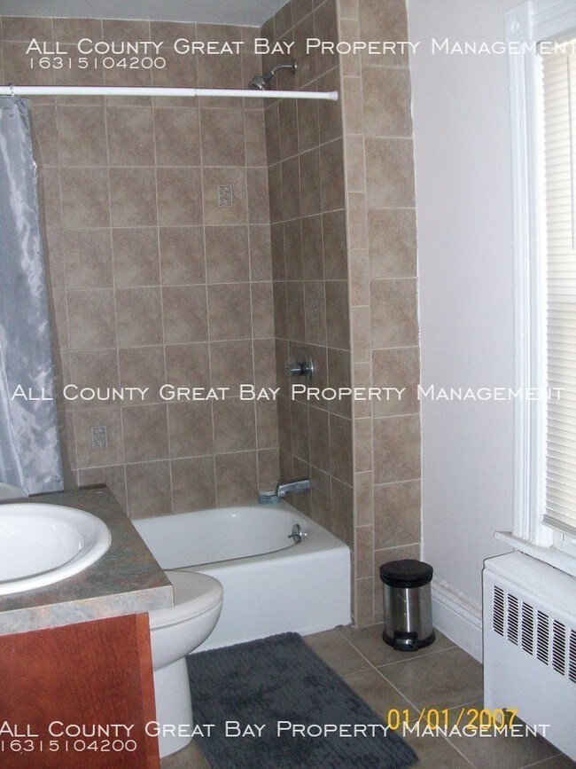 Building Photo - 2 Bedroom 2nd floor Floor Rental