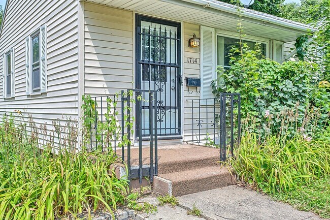 Foto del edificio - 2 Bed Bungalow in Champaign- Available August 2026