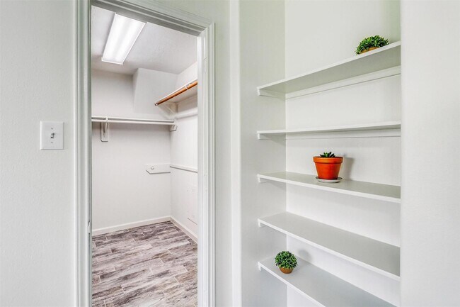 Foto del edificio - 6015 Wildbriar Ln