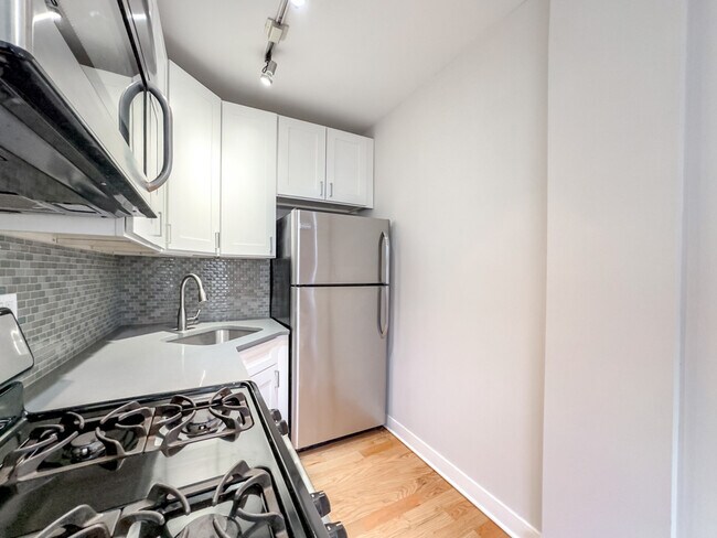 Foto del edificio - 2425 N Kedzie Blvd