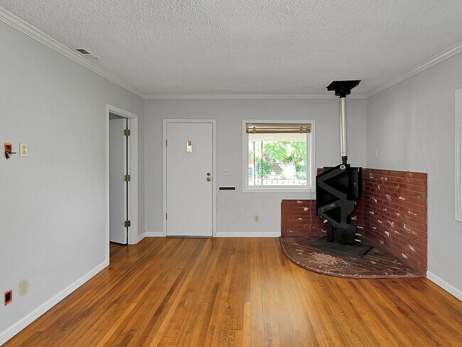 Foto del edificio - Small, cute 3-bdr/1-bath Kenton home w/ fe...
