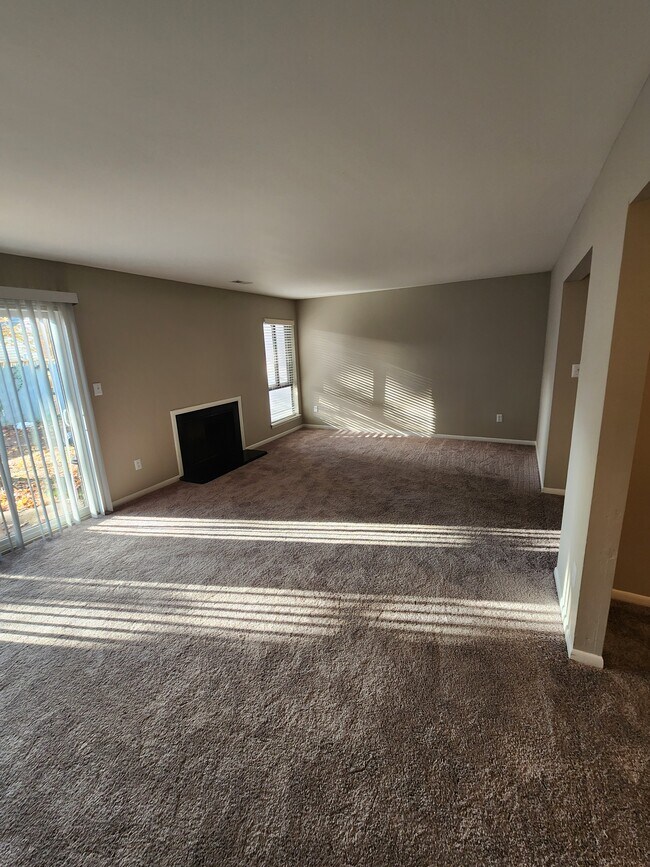 3BR, 2.5 bath- 1,675 sq ft living room - Willow Oaks