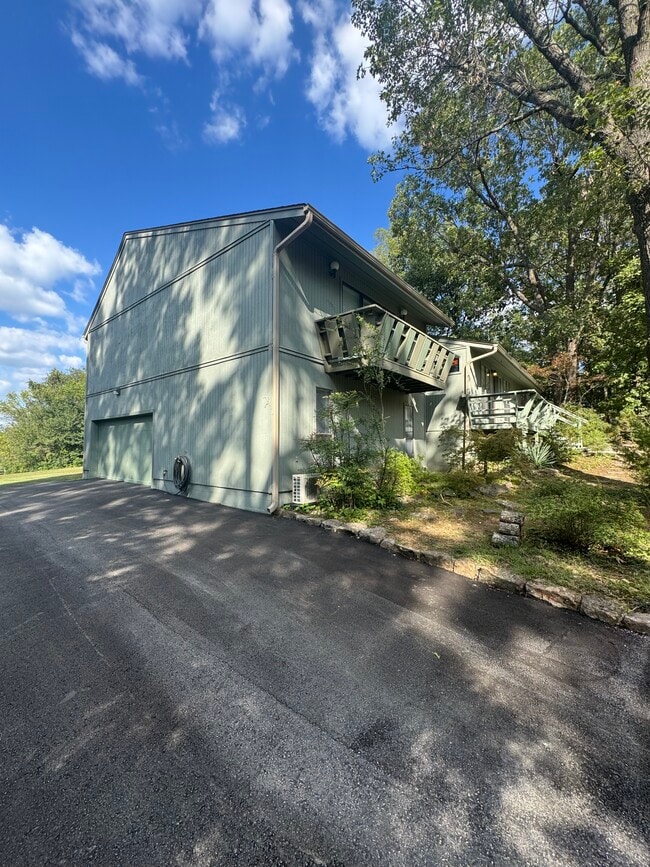 Foto del edificio - 210 Lake Rd