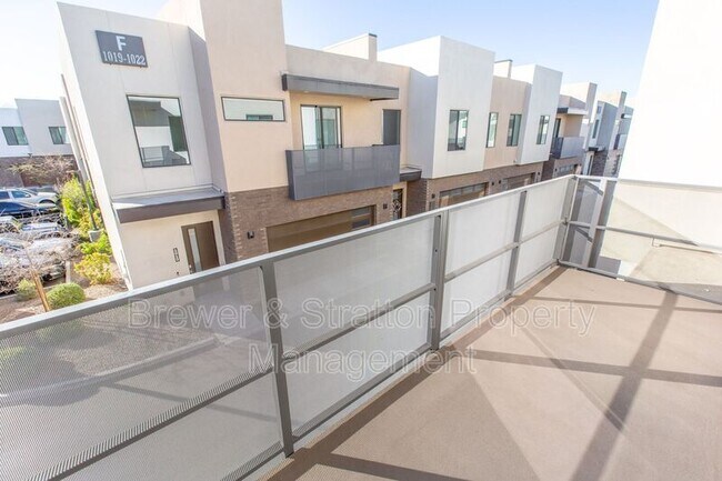 Building Photo - 901 S Smith Rd