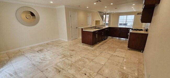 Building Photo - Bright & Modern 2-Bedroom Townhouse with H...