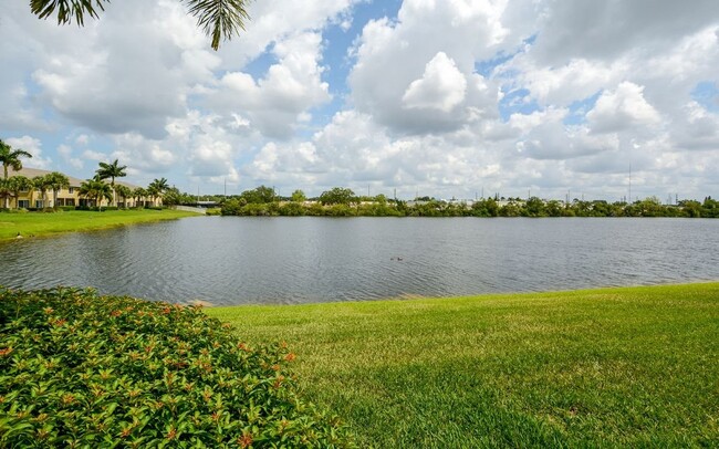 Building Photo - Lakeside Village Townhouse 2 Bedroom  2.5 ...