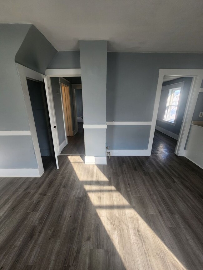 Building Photo - Nice 2 bedroom with bonus room