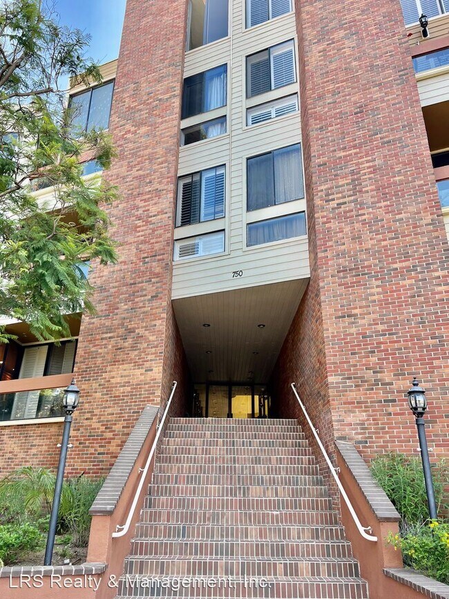 Building Photo - 2 br, 2.5 bath House - 750 S. Bundy Dr.  #207