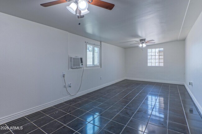 Foto del edificio - 5946 West Myrtle Ave