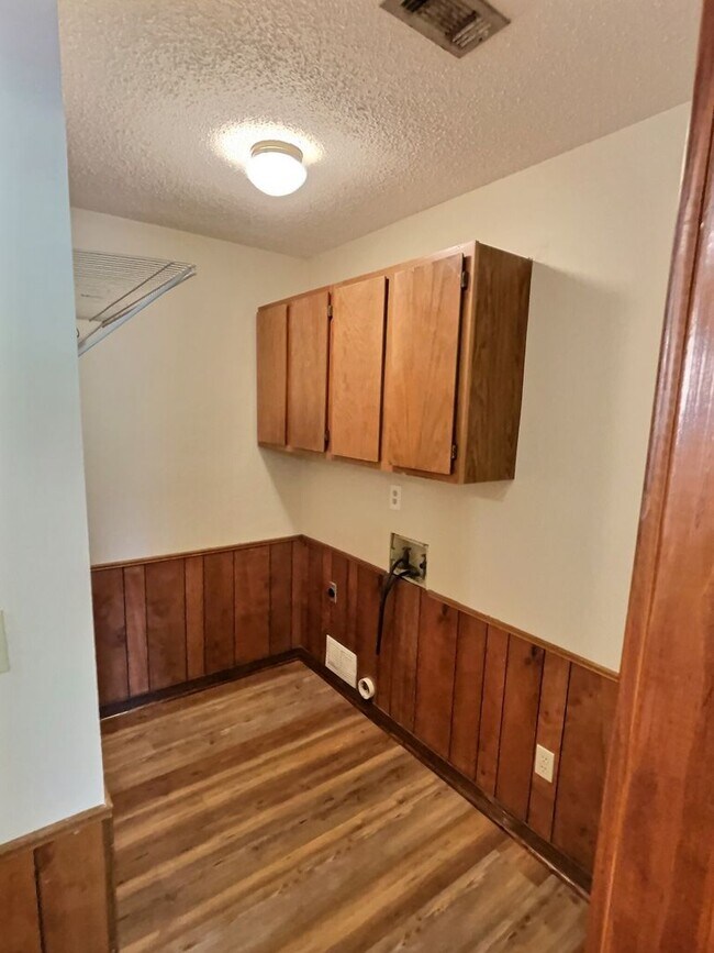 Foto del edificio - 1115 Hickory Dr