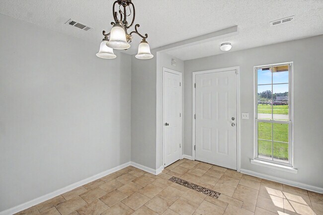 Foto del edificio - 1651 Latham Ct
